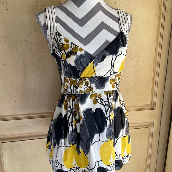 NWT Viola Yellow & Blk Patterned Bow Tie Back Top - Picture 1 of 7